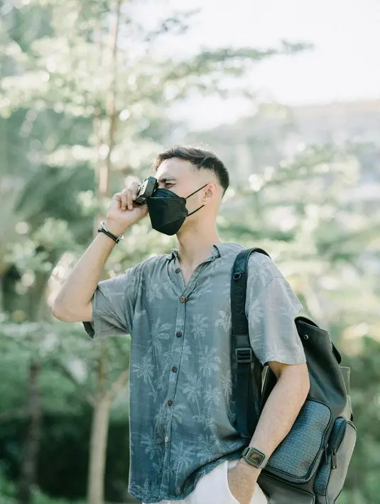 <p>Tropical shirt sangat cocok digunakan saat sedang liburan.&nbsp;(instagram/refalhady)</p>