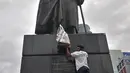 Seorang aktivis menaruh bunga di depan patung Jenderal Soedirman, Jakarta, Rabu (14/11). Aksi tabur bunga dan hening cipta ini dalam rangka memperingati Hari Pahlawan dan menghormati jasa-jasa Jenderal Soedirman. (Merdeka.com/ Iqbal S. Nugroho)