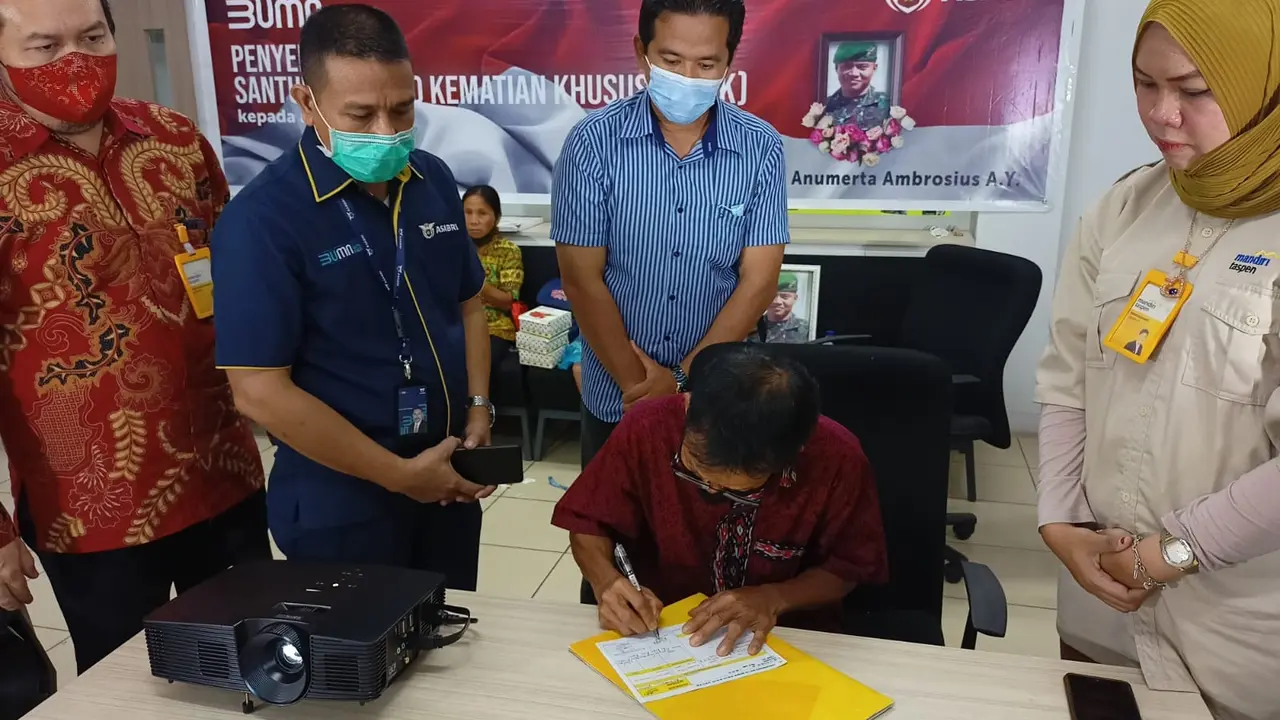 PT ASABRI (Persero) menyerahkan Santunan Risiko Kematian Khusus (SRKK) kepada ahli waris 4 (empat) prajurit TNI yang gugur di Papua