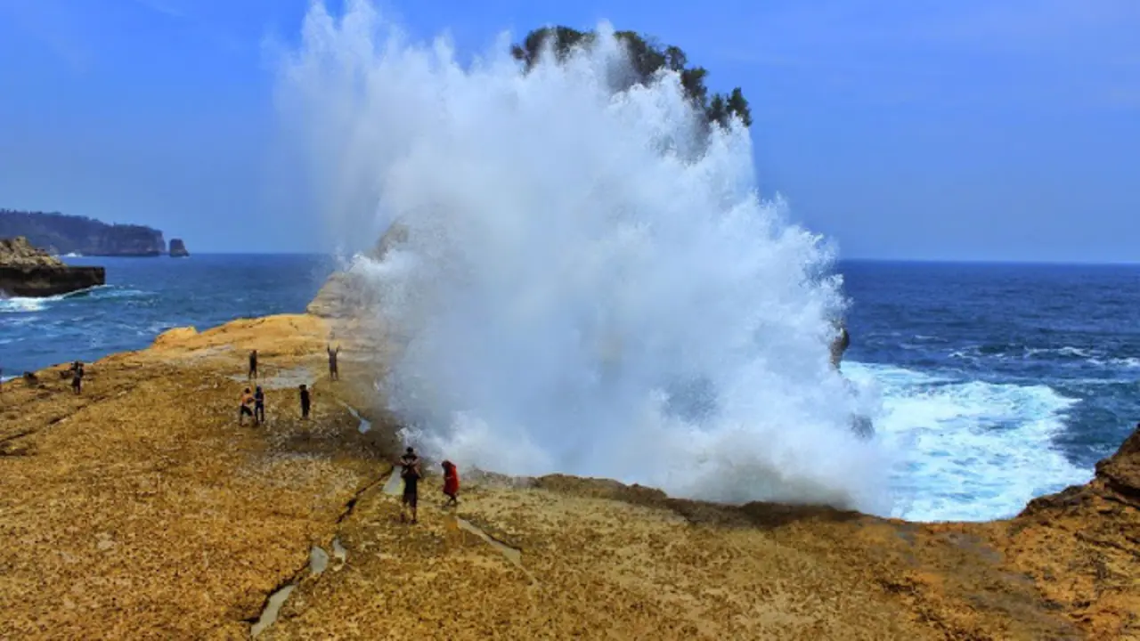 Patuk Gebang, Pantai Indah dengan Ombak yang Bisa Terbang