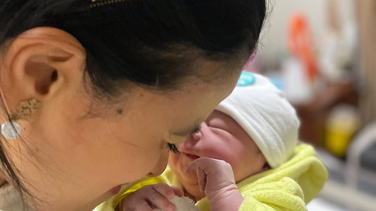 Potret Marcella Zalianty Gendong Keponakan Perempuan Pertama yang Baru Lahir