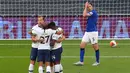 Pemain Tottenham Hotspur merayakan gol ke gawang Everton pada laga lanjutan Premier League di Tottenham Stadium, Selasa (7/7/2020) dini hari WIB. Tottenham menang 1-0 atas Everton. (AFP/Catherine Ivill/pool)