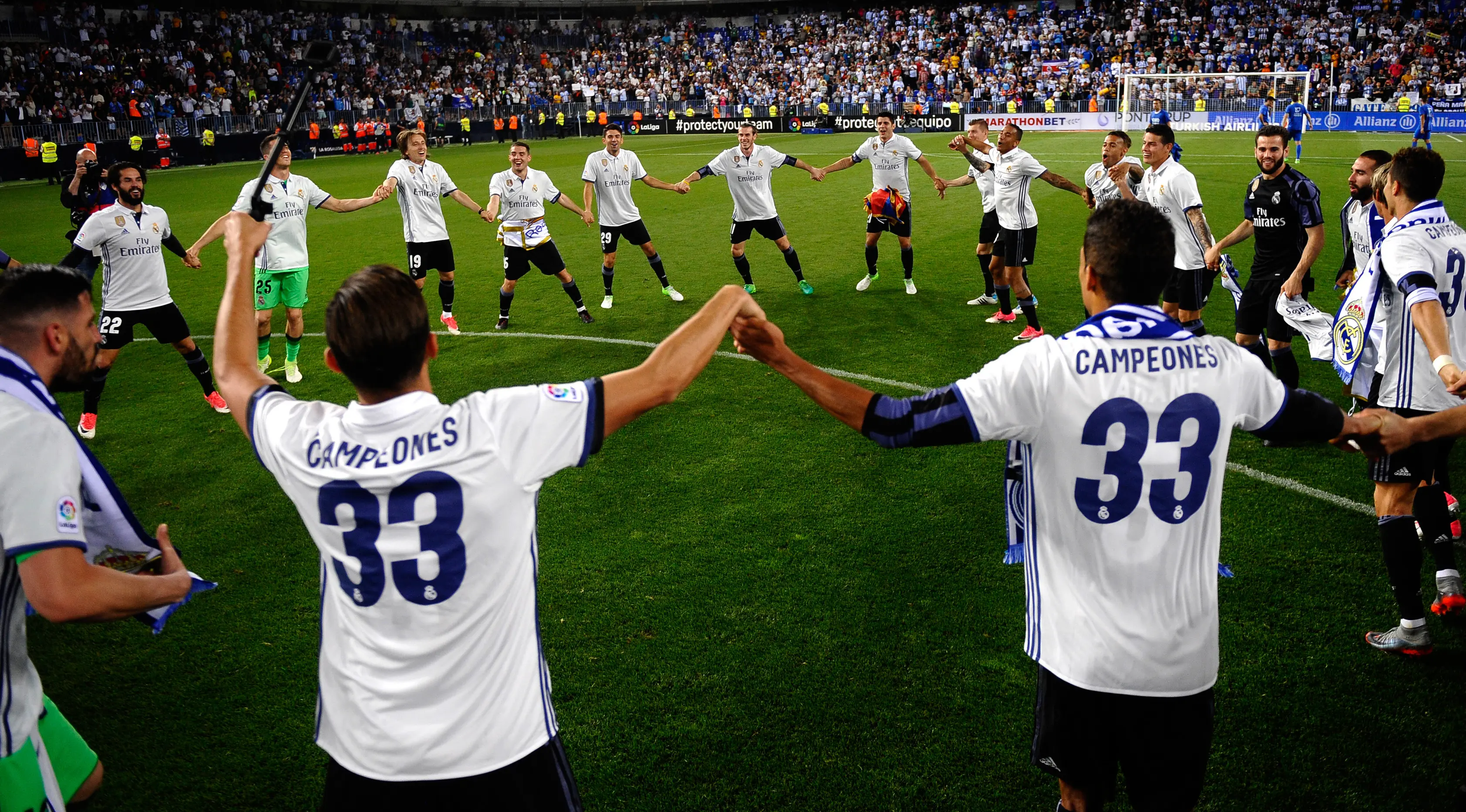 Para pemain Real Madrid merayakan sukses meraih gelar juara Liga Spanyol 2016-17. (AP Photo/Daniel Tejedor)