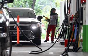Petugas mengisi BBM pada sebuah mobil di salah satu SPBU, Jakarta, Selasa (1/3). Pertamina menurunkan harga bahan bakar minyak (BBM) umum Pertamax, Pertamax Plus, Pertamina Dex, dan Pertalite Rp 200 per liter. (Liputan6.com/Angga Yuniar)