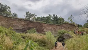Longsor melanda lokasi eks galian C Kelurahan Argasunya, Kecamatan Harjamukti, Kota Cirebon, Rabu (18/6/2025). Akibatnya dua orang dilaporkan hilang tertimbun. (Liputan6.com/ Panji Prayitno)