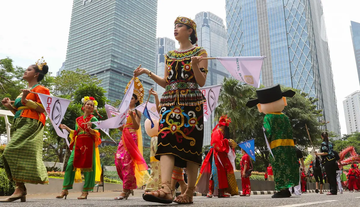 Perayaan ini biasanya dimeriahkan dengan berbagai festival seperti pertunjukkan lampion hingga barongsai. (Liputan6.com/Herman Zakharia)
