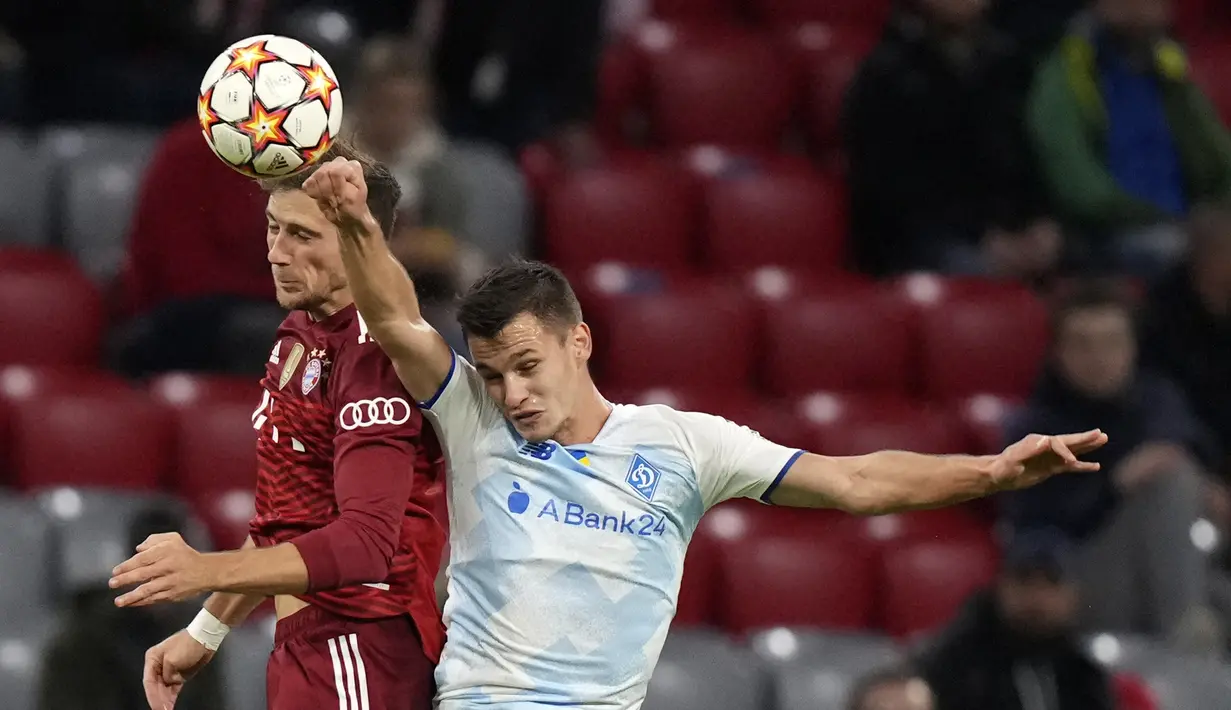Gelandang Bayern Munchen, Leon Goretzka berebut bola udara dengan pemain Dynamo Kiev, Volodymyr Shepelyev pada pertandingan grup E Liga Champions di Allianz Arena, Munich, Jerman, Kamis (30/9/2021). Dengan kemenangan ini Bayern berada di puncak klasemen dengan enam poin. (AP Photo/Matthias Schrader)