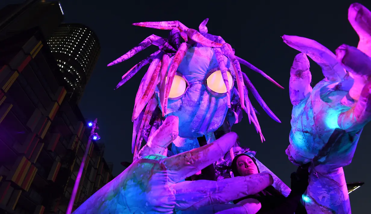 Penampakan makhluk misterius setinggi enam meter berhias cahaya saat pratinjau Festival Vivid Sydney di Barangaroo, Sydney, Australia, Rabu (23/5). Festival Vivid Sydney berlangsung pada 25 Mei hingga 16 Juni 2018. (Saeed KHAN/AFP)