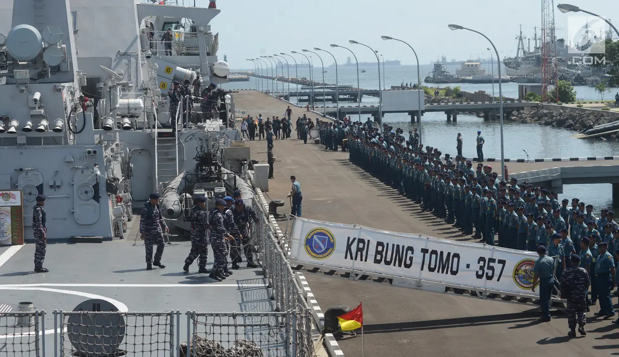 Para prajurit menyambut KRI Bung Tomo 357 yang berada di Dermaga Sunda Pondok Dayung, Jakarta, Jumat (13/4). TNI AL Komando Armada Barat (Koarmabar) menerima dua kapal perang alih bina dari Koarmatim. (Merdeka.com/Imam Buhori)