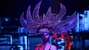 Model berjalan di atas catwalk membawakan karya busana perancang muda dari Pearl Academy di Autumn/Winter 2018 Fashion Week di New Delhi, India (18/3). (AFP Photo/Sajjad Hussain)