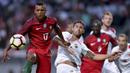 Kapten Portugal, Nani, berusaha mengamankan bola saat laga melawan Gibraltar. Gol-gol Portugal diciptakan oleh Nani dua gol, Joao Cancelo, Bernardo Silva dan Pepe. (EPA/Hugo Delgado)