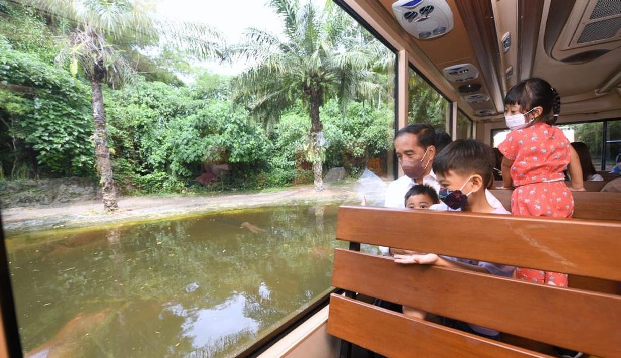 <p>Presiden Joko Widodo beserta keluarga menghabiskan libur Lebaran di Provinsi Bali. Presiden beserta Ibu Iriana Joko Widodo mengajak anak beserta cucu melakukan wisata satwa di Bali Safari &amp; Marine Park, Kabupaten Gianyar, pada Kamis, 5 Mei 2022. (Foto: Lukas - Biro Pers Sekretariat Presiden)</p>