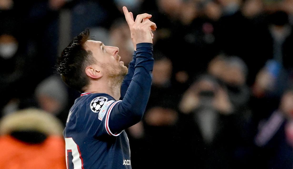 Lionel Messi. Striker Argentina berusia 34 tahun yang kini memasuki musim pertama bersama PSG ini total mencetak 29 gol di 16 Besar Liga Champions. Gol teranyarnya dicetak saat membela Barcelona bermain imbang 1-1 dengan tuan rumah PSG (10/3/2021) di leg kedua musim 2020/2021. (AFP/Franck Fife)