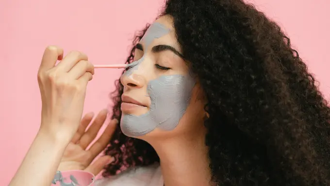 4 Tips Menggunakan Clay Mask untuk Kulit Kering Agar Hasil Maksimal