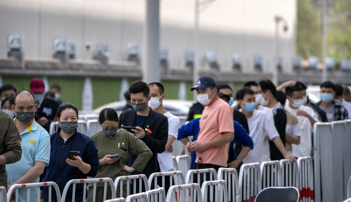 <p>Orang-orang mengantre untuk tes COVID-19 di fasilitas pengujian virus corona di Beijing, China, Sabtu (23/4/2022). Beijing dalam keadaan waspada setelah 10 siswa sekolah menengah dinyatakan positif COVID-19 pada hari Jumat, yang menurut pejabat kota sebagai putaran awal pengujian. (AP Photo/Mark Schiefelbein)</p>