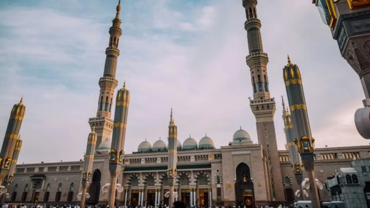 Masjid Nabawi di Arab Saudi/Photo by Yasmine Arfaoui on Unsplash
