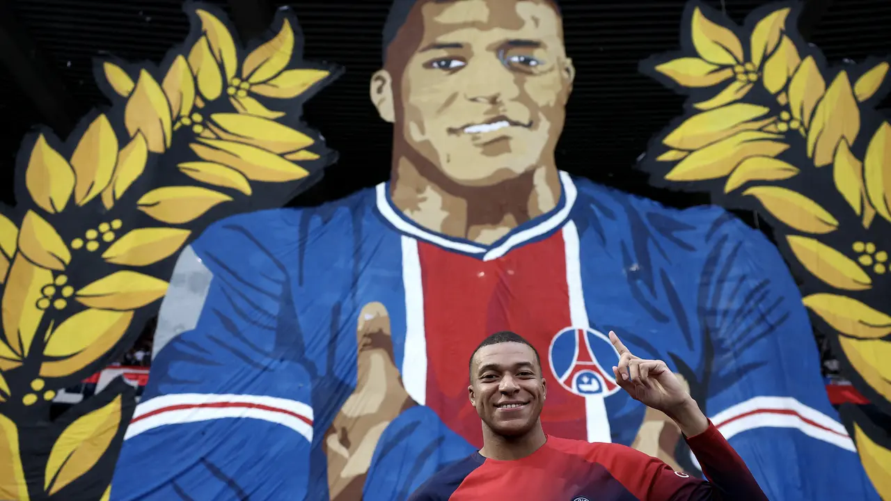 Foto: Koreografi Keren Suporter PSG untuk Kylian Mbappe, Salam Perpisahan untuk Boss Kecil