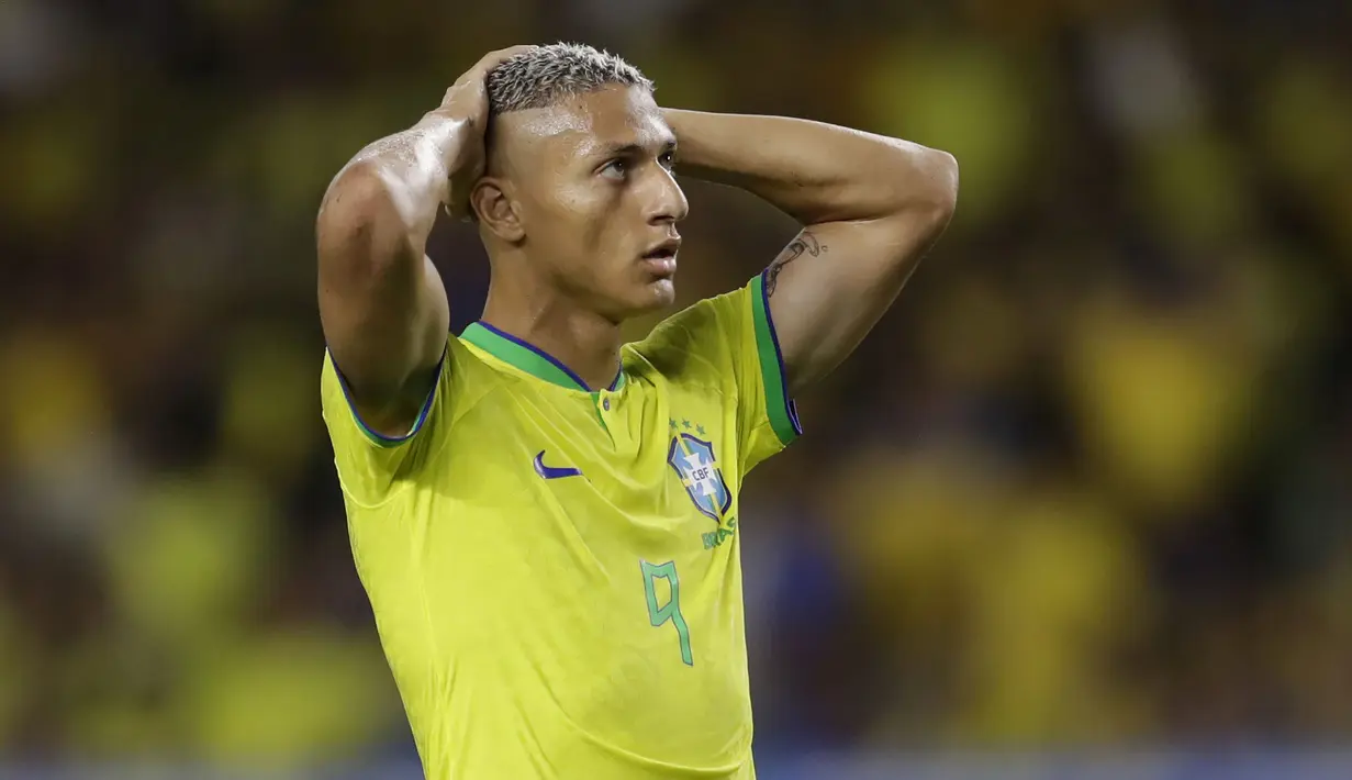 Reaksi kecewa striker Timnas Brasil, Richarlison setelah gagal memanfaatkan peluang di depan gawang Bolivia pada laga Kualifikasi Piala Dunia 2026 zona Conmebol di Mangueirao Stadium, Belem, Brasil, Sabtu (9/9/2023) pagi WIB. (AP Photo/Bruna Prado)