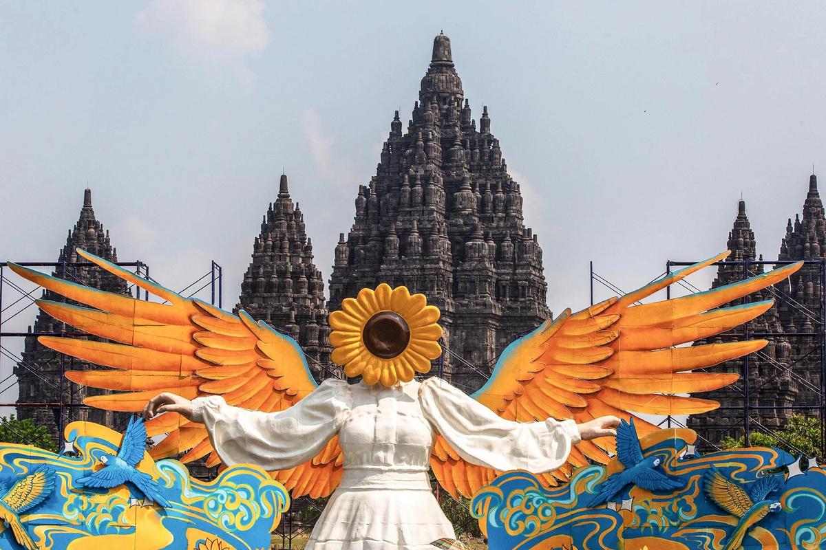FOTO: Sun Flower Angel Hadirkan Nuansa Baru di Kawasan Candi Prambanan