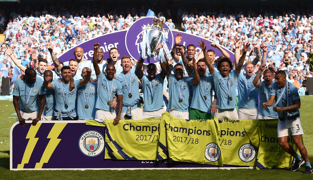 Para pemain Manchester City merayakan gelar juara Premier League 2017/2018 setelah laga terakhir Liga Inggris 2017/2018 menghadapi Huddersfield Town di Etihad Stadium, Manchester (6/5/2018). Sanksi berikutnya dapat berupa pencopotan gelar Premier League yang diraih Manchester City selama kurun waktu 2009 hingga 2018. Total Man City mengoleksi tiga gelar juara dalam kurun waktu tersebut, yaitu musim 2011/2012, 2013/2014 dan 2017/2018. (AFP/Oli Scarff)