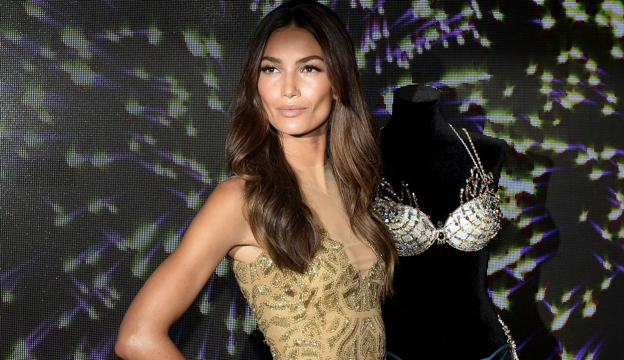 Model seksi Lily Aldridge akan didaulat memakai bra seharga US$ 2 juta itu atau setara Rp27 M saat fashion show tahunan, brand pakaian dalam Victoria's Secret, California, Senin (2/11/ 2015). (Reuters/ Kevork Djansezian)