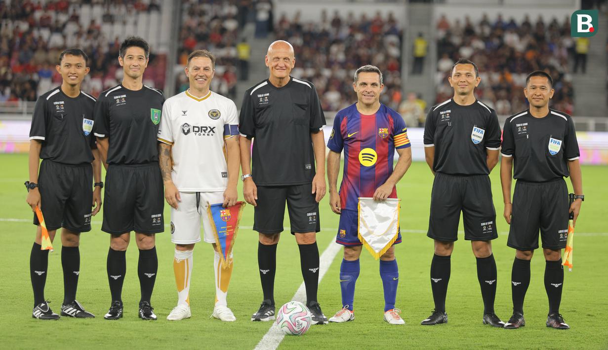 Wasit Pierluigi Collina memimpin laga Clash of Legends antara Barcelona Legends melawan DRX World Legends di Stadion Utama Gelora Bung Karno (SUGBK), Senayan, Jakarta, Sabtu (18/04/2026). (Bola.com/Bagaskara Lazuardi)