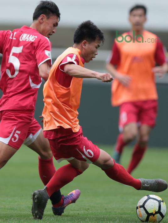 Duel dua pemain Korea Utara saat sesi uji coba lapangan di Stadion Pakansari, Bogor, (26/4/2018). Korea Utara akan mengikuti ajang PSSI Anniversarry Cup 2018. (Bola.com/Nick Hanoatubun)