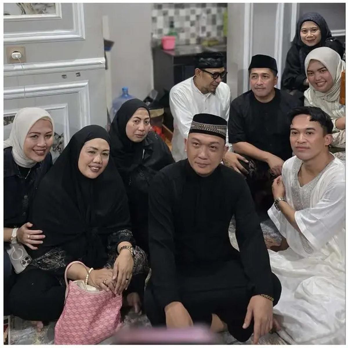 7 Potret Rumah Mpok Alpa Dipadati Ribuan Jemaah saat Tahlilan 7 Hari, Penuh Haru