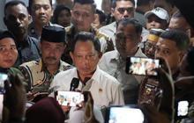 Malam-Malam, Mendagri Tito Ikut Ronda Bareng Warga di Makassar