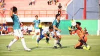 Momen pertandingan Pegadaian Liga 2 antara Nusantara United Vs PSIM Yogyakarta di Stadion Kebo Giro, Boyolali, Jawa Tengah, Sabtu (14/10/2023). (Bola.com/Ana Dewi)