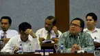 Menkumham Yasonna Laoly (kiri) dan  Menkeu Bambang Brojonegoro saat rapat dengan Badan Legislasi DPR di Gedung DPD RI, Jakarta, Senin (28/9/2015).Rapat tersebut membahas RUU JPSK (Jaring Pengaman Sistem Keuangan). (Liputan6.com/Johan Tallo)