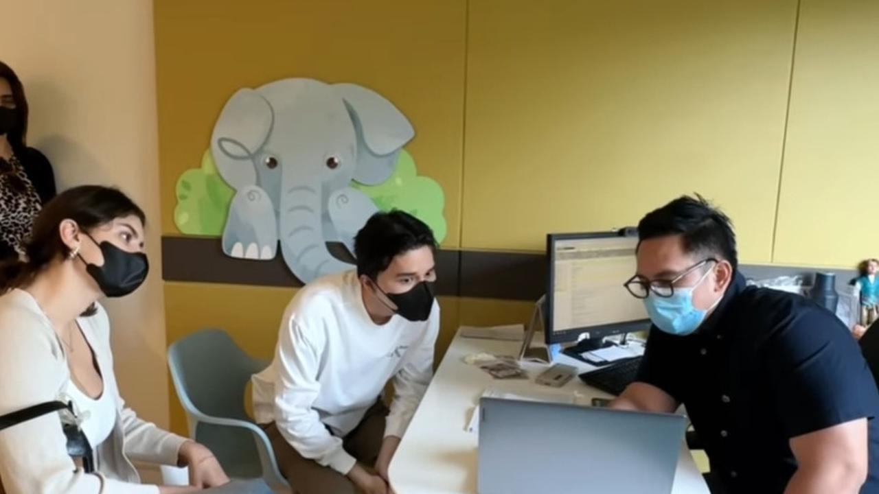 Jarang memperlihatkan keromantisan di depan kamera, Dr. Oky dan Sarah justru terlihat sangat serius mendengarkan penjelasan dokter anak. Mereka terlihat sebagai orangtua yang sangat bertanggung jawab