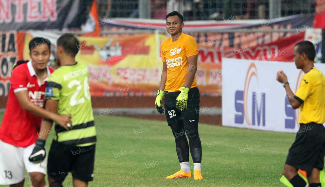 Kiper PSM Makassar, Dimas Galih, terlihat kecewa dengan keputusan wasit saat melawan Persija Jakarta pada laga Trofeo Persija  di Stadion Utama Gelora Bung Karno, Jakarta, Sabtu (9/4/2016). (Bola.com/Nicklas Hanoatubun)