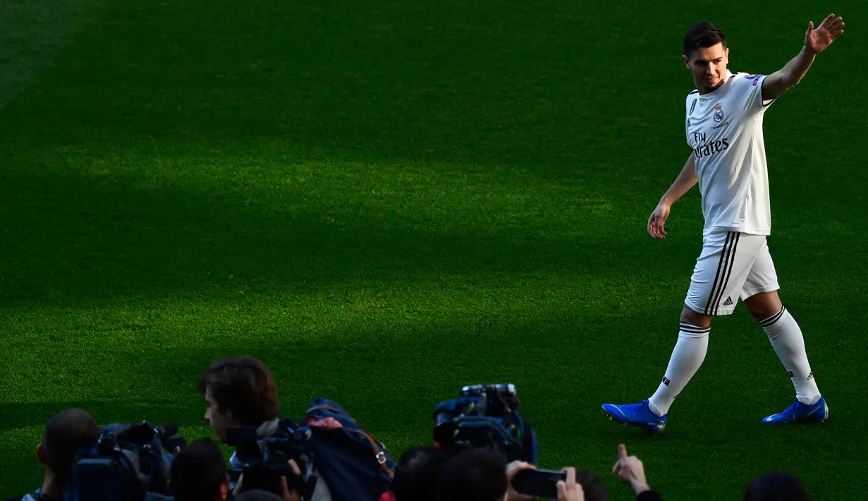 Pemain baru Real Madrid, Brahim Diaz menyapa fans saat diperkenalkan di Santiago Bernabeu  (7/1). Diaz direkrut Madrid dari Manchester City dengan dana 17,3 juta euro (Rp 281 miliar) plus 7,3 juta euro (Rp 118 miliar). (AFP Photo/Gabriel Bouys)