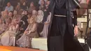 Paula Verhoeven tampil megah dengan dress hitam polos yang dipadukan dengan manset dan hijab. Belt emas jadi sentuhan elegan [@paula_verhoeven]