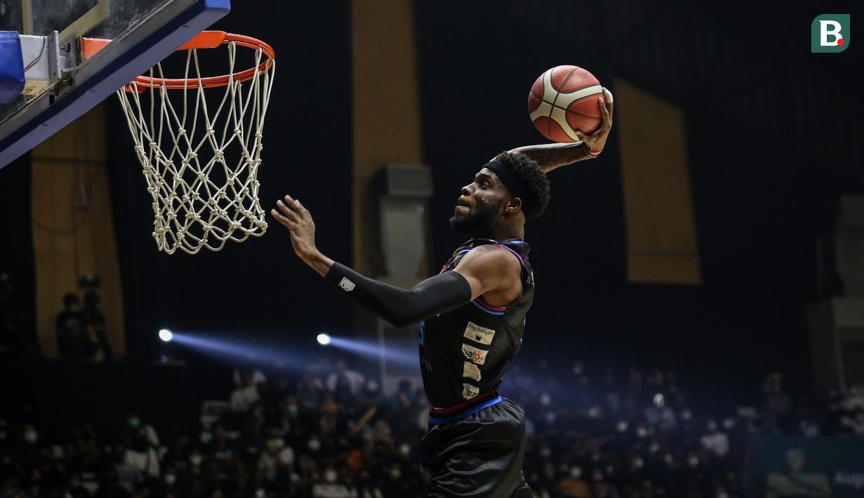 Pebasket Rans PIK Basketball, Laquavius Cotton beraksi saat IBL All Star 2022 Dunk Contest di Hall Basket GBK, Senayan, Kamis (31/03/2022). (Bola.com/Bagaskara Lazuardi)