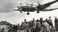 Warga Berlin menyaksikan Skymaster Douglas C-54 di Bandara Tempelhof, 1948. (Wikimedia/Public Domain)