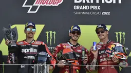 Francesco Bagnaia (tengah) berhasil mengakhiri balapan di sirkuit Silverstone dengan catatan waktu 40 menit 10,260 detik, mengungguli dua pembalap lain yang menempati posisi kedua dan ketiga, Maverick Vinales (kiri) dan Jack Miller. (AP/Rui Vieira)