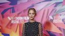 Jennifer Lawrence berpose di karpet merah saat menghadiri pemutaran perdana film ' Causeway' selama Festival Film London 2022 di London, Sabtu, 8 Oktober 2022. Jennifer Lawrence terlihat sangat glamor dalam balutan gaun hitam tipis berhias mutiara. (Photo by Vianney Le Caer/Invision/AP)