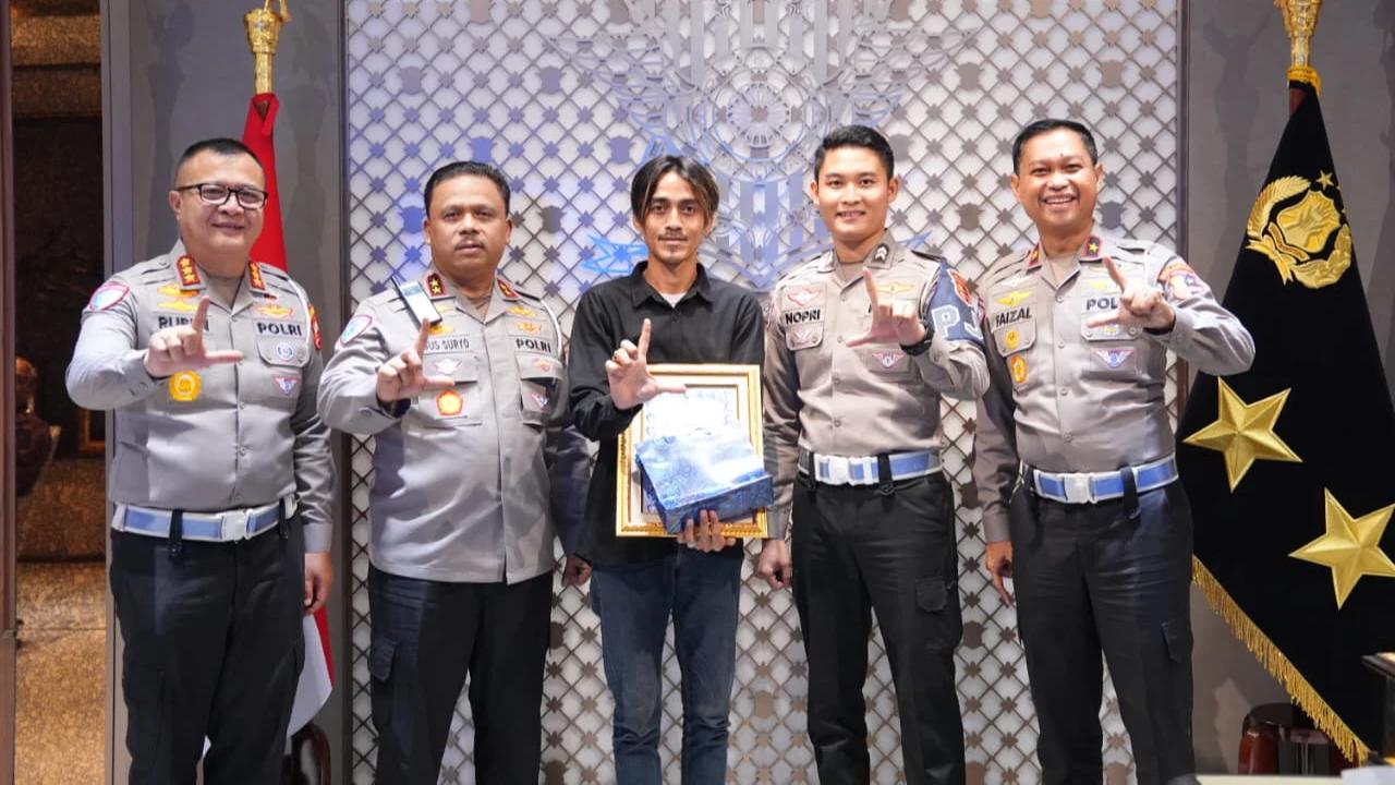 Kakorlantas Polri Beri Penghargaan Sopir Truk Gagalkan Potensi Kecelakaan di Tol Japek Km 21