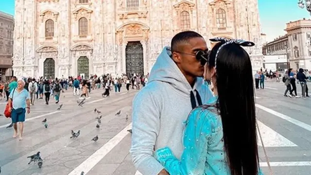 Bintang Juventus Ciuman Mesra di Jantung Kota Milan
