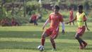Pemain Persija, Mahadirga Lasut, berusaha melewati Ramdani Lestaluhu, saat berlatih jelang babak 8 besar Piala Jenderal Sudirman di Lapangan Sawangan, Depok, Jawa Barat, Senin (7/12/2015). (Bola.com/Vitalis Yogi Trisna) 
