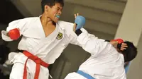 Atlet wadokai Sumatera Utara Roy Gabe (kanan) bertanding melawan Heru Kurniawan dalam kelas under 67 kilogram seleksi nasional atlet wadokai karate-do di Jakarta. (Antara)