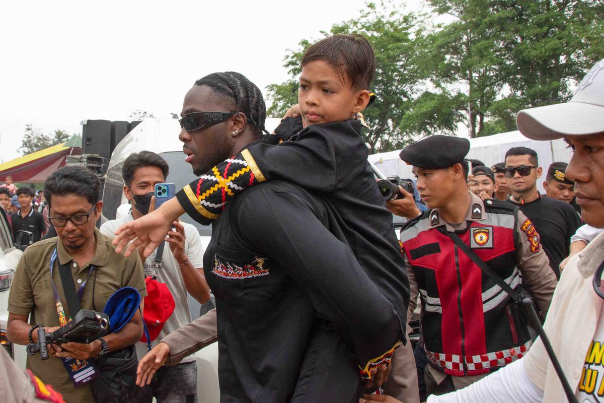 FOTO: Momen Akrab Dhika Bocah Penari Pacu Jalur Viral Digendong Rapper Amerika