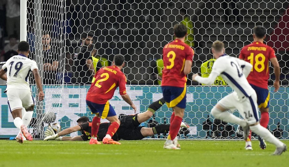 Gelandang Timnas Inggris, Cole Palmer (kanan) mencetak gol penyeimbang 1-1 ke gawang Timnas Spanyol pada laga final Euro 2024 di Olympiastadion, Berlin, Jerman, Minggu (14/7/2024). (AP Photo/Matthias Schrader)