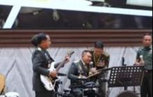 Kasad Gebuk Drum dan Wakasad Main Gitar Petik Melodinya Bikin Melongo, Kasad Singapura Asik Bernyanyi Jadi Vokalis