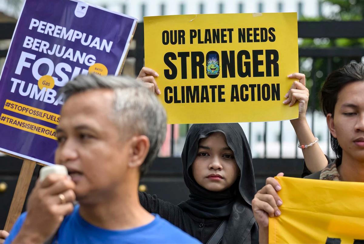 FOTO: Demo Hari Bumi Soroti Transisi Energi Nasional