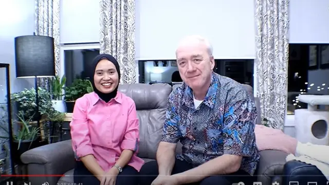 Suami Nikmatul Rosidah Ungkap Alasan Bahagia Menikah dengan Wanita Indonesia.  foto: Youtube Nikmatul Rosidah