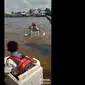 Video 3 anak SD menyeberangi Sungai Riding, Sumatera Selatan, viral. (Istimewa)