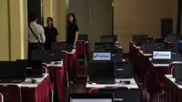 Beberapa panitia tes CPNS simulasi sistem tes seleksi CPNS berbasis online tampak menyiapkan segala keperluan pelaksanaan simulasi, Jakarta, (20/8/2014). (Liputan6.com/Miftahul Hayat)